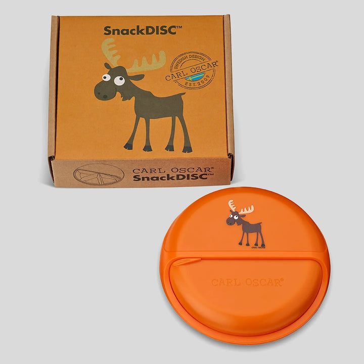 Orange Carl Oscar SnackDISC und Verpackung mit Elch-Motiv auf grauem Hintergrund