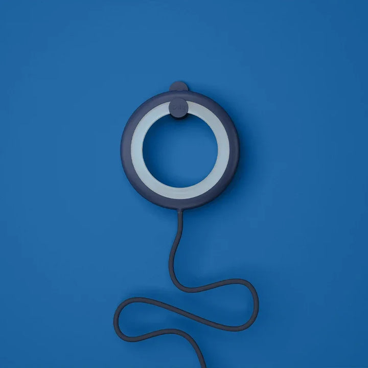 Runde blaue Tischlampe mit Kabel auf blauem Hintergrund, modernes Lampen-Design