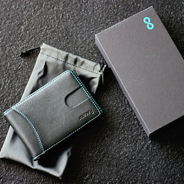 Schwarzes minimalistisches Lederportemonnaie mit türkiser Naht, Stoffbeutel und Box auf schwarzem Untergrund