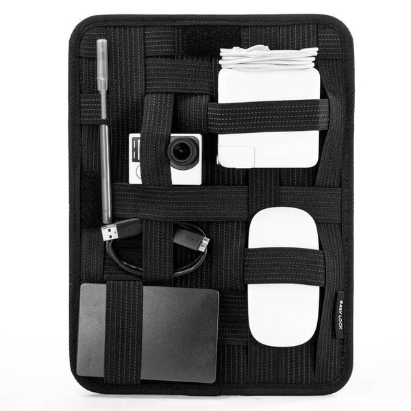 Organizer-Tasche mit Gummischlaufen, USB-Kabel, Kamera, Festplatte, Maus und Stift