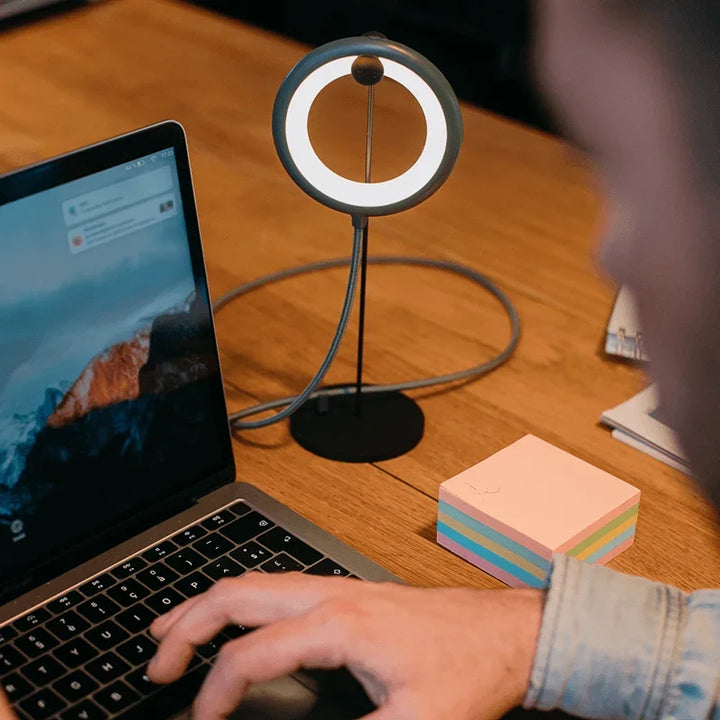Billy Schreibtischlampe an Laptop-Arbeitsplatz aus Holz, runde LED Leuchte modern