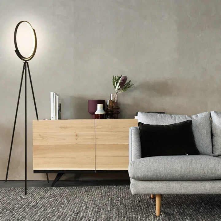 Modernes Wohnzimmer mit Crescent Moon LED Stehlampe, grauem Sofa und Holzsideboard