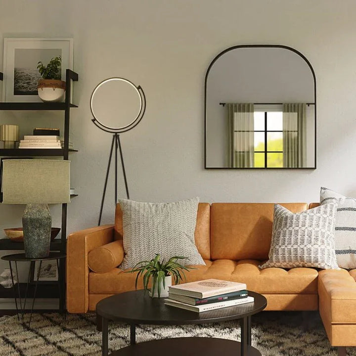 Modernes Wohnzimmer mit LED Stehlampe im Halbmond Design, Ledersofa und Wandspiegel