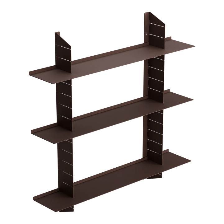 Braunes Regal aus Holz mit drei Ebenen, modernes minimalistisches Design, freigestellt.