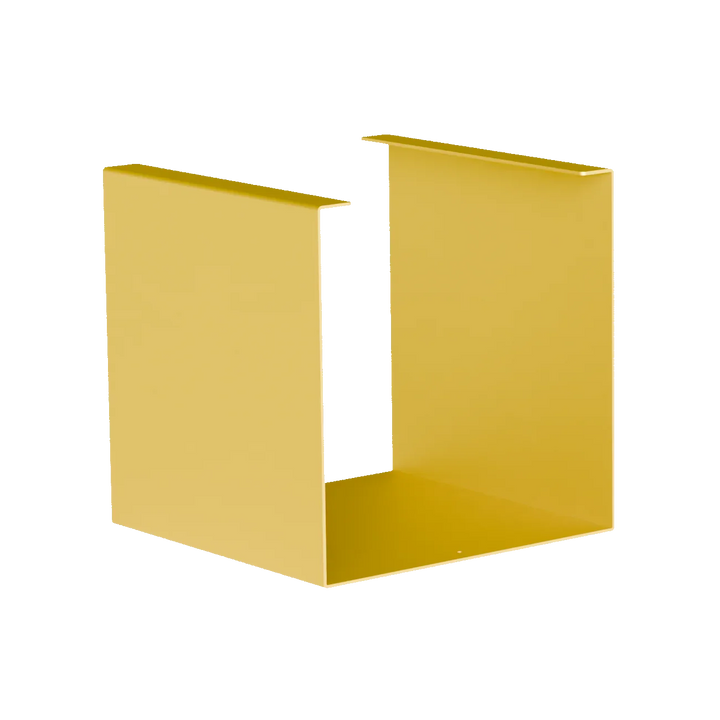 Gelbes, minimalistisches Regal KETT Kette Pineapple aus Metall vor schwarzem Hintergrund