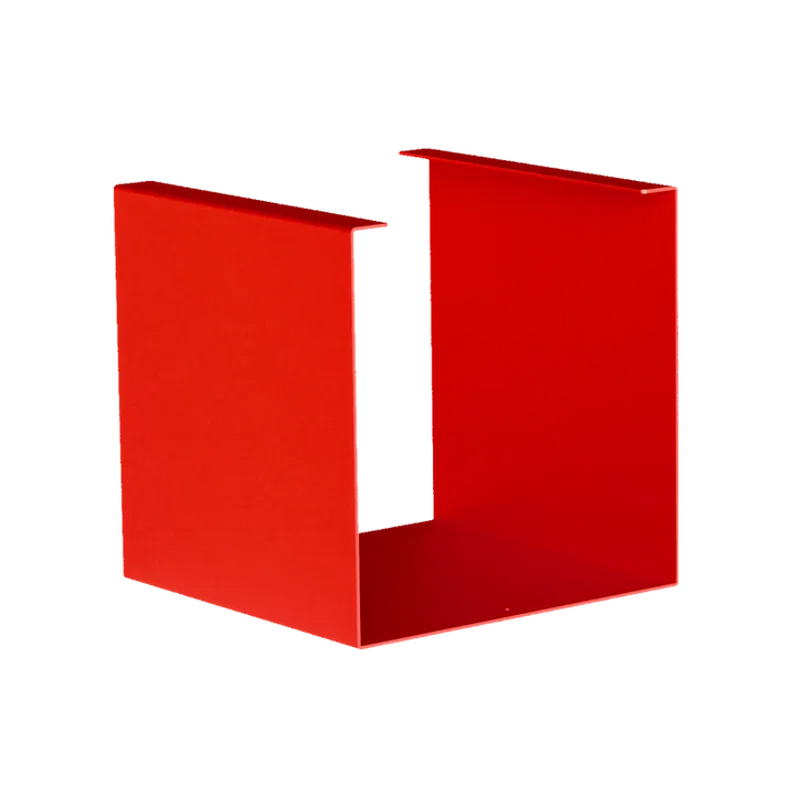 Roter KETT Beistelltisch aus Metall in moderner, minimalistischer Form auf weißem Hintergrund