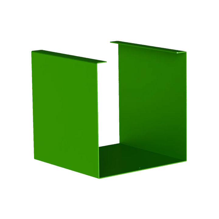 Grünes Kettblech Spring Profil aus Metall, Produktfoto vor schwarzem Hintergrund