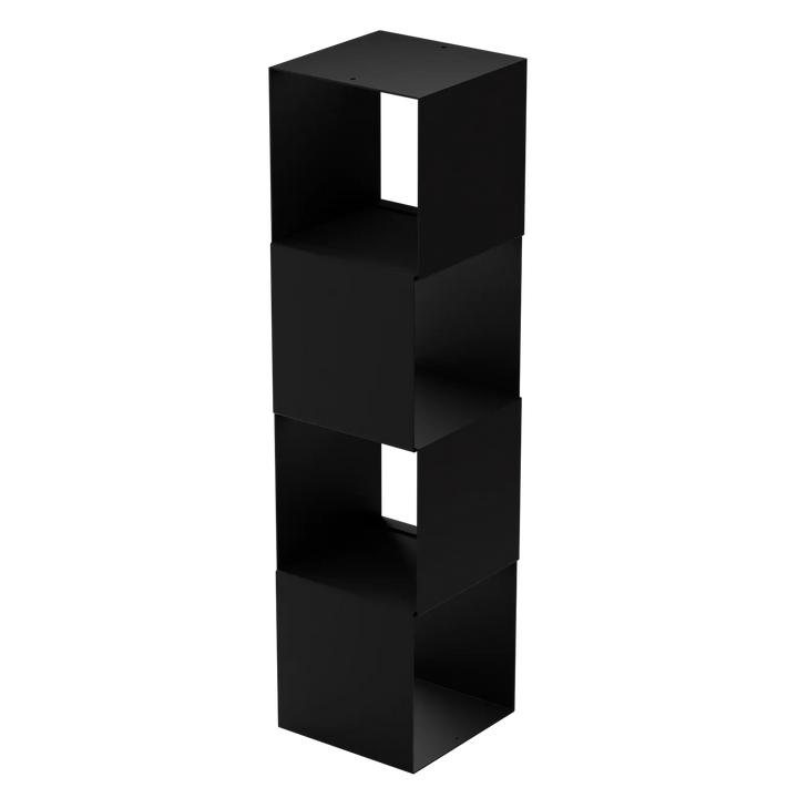 Schwarzes, modernes Regal aus drei gestapelten offenen Kuben, minimalistisches Design