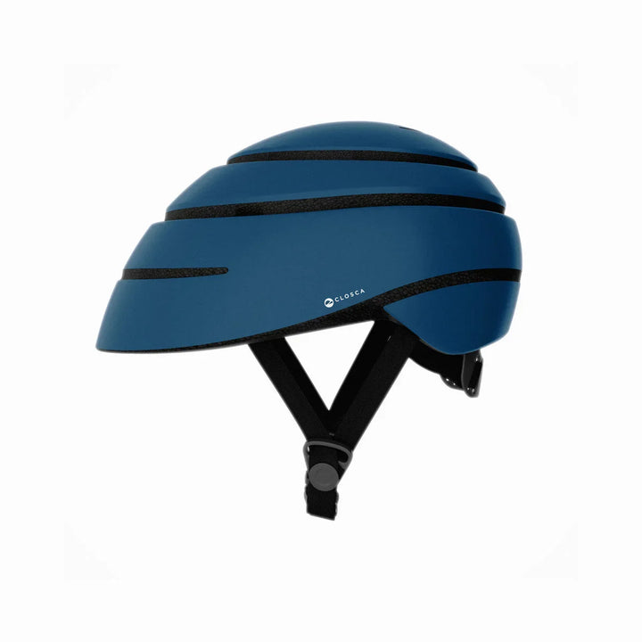 Blauer Closca Fahrradhelm Aurora Abyss mit schwarzem Riemen, seitliche Ansicht