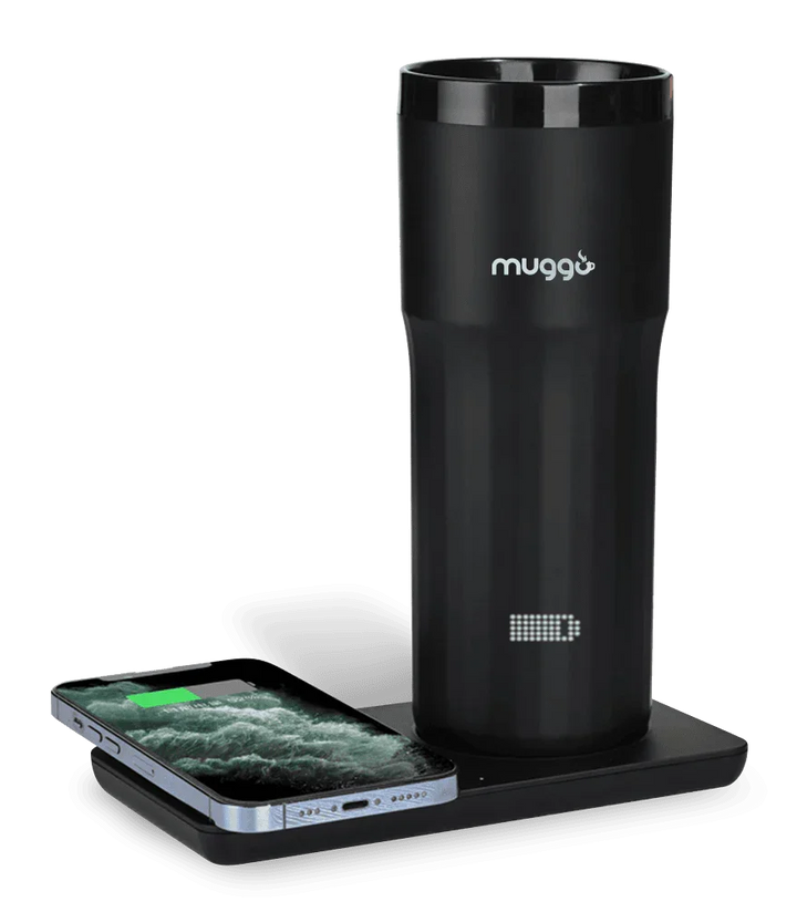 Schwarzer Muggo Thermobecher mit LED-Anzeige, kabelloses Ladegerät und Smartphone