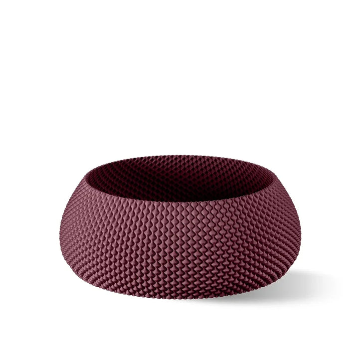 Eine strukturierte, tiefburgunderfarbene Schüssel mit einem einzigartigen Zickzackmuster auf der Außenseite.