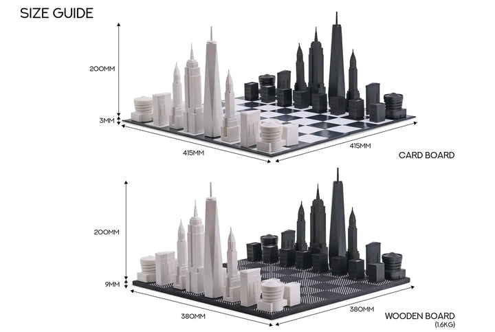 Skyline Chess New York Größenvergleich: Kartonbrett und Holzbrett mit Schachfiguren als Gebäude.