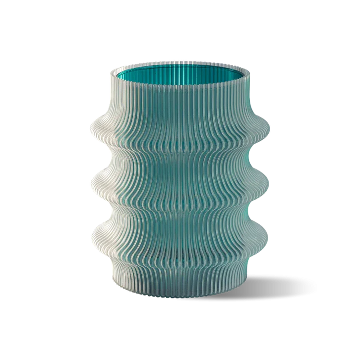 Eine moderne Vase mit wellenförmiger Textur in durchscheinendem Aquamarin und klaren Tönen mit einem einzigartigen skulpturalen Design.