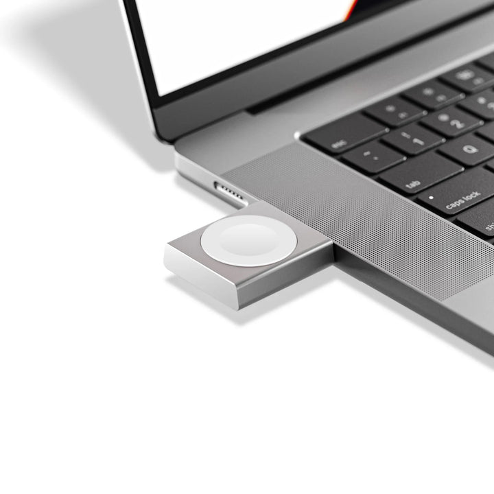 ALOGIC Matrix 3-in-1 Ladegerät am USB-C-Anschluss eines Laptops, silbernes Design