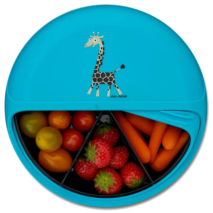 Blaue Bento Box Kinder mit Giraffenmotiv, gefüllt mit Tomaten, Erdbeeren und Karotten