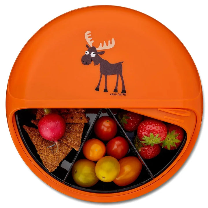 Orange Bento-Box mit Elch-Motiv, gefüllt mit Gemüse, Erdbeeren und Snacks, Brotdose Kinder
