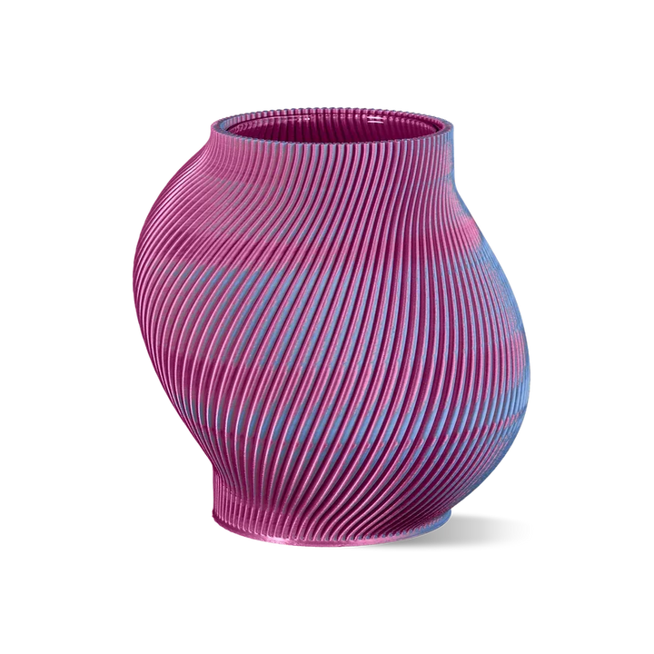 Eine strukturierte, gewirbelte rosa und blaue Vase mit geschwungener Form, die modernes Design und lebendige Farbkontraste betont.