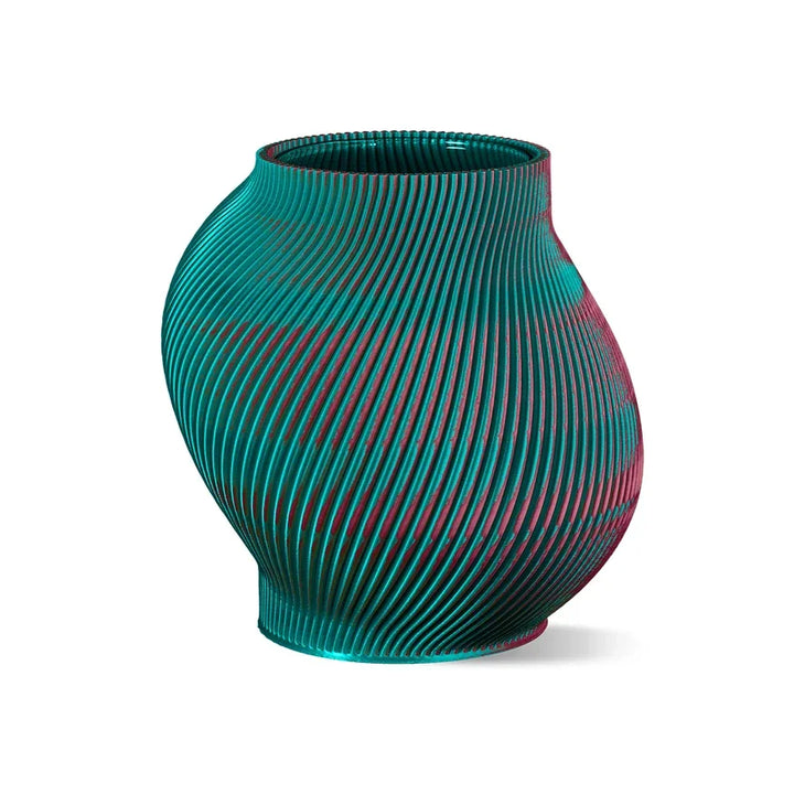Eine lebendige, gedrehte Vase mit türkisfarbenen und rosa Streifen, die sich durch ein einzigartiges Wellendesign und eine abgerundete Form auszeichnet.