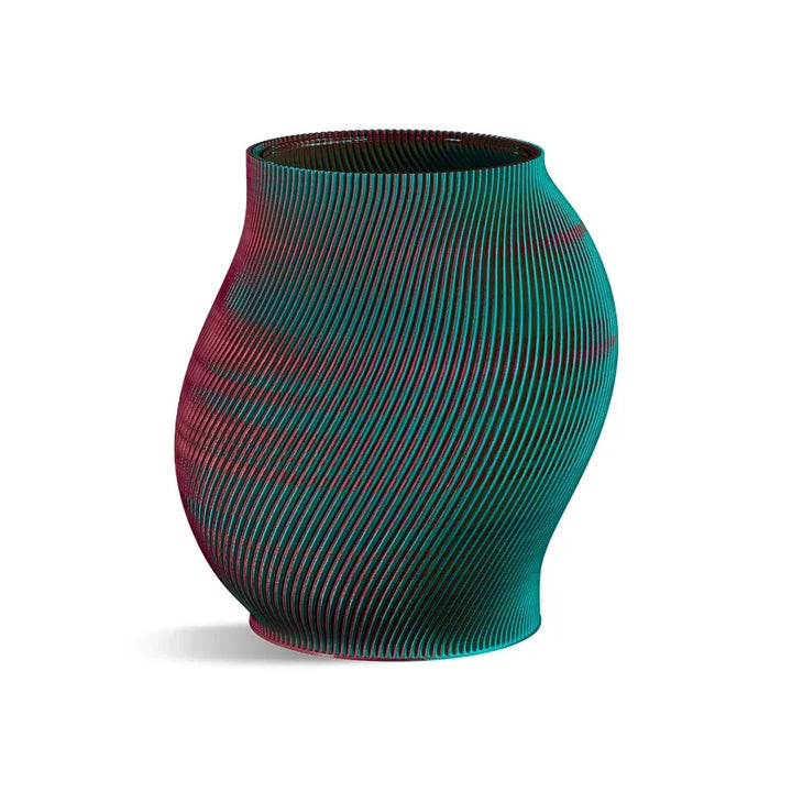 Bunte Designvase mit grün-pinken Streifen, moderne Deko, geschwungene Form auf Weiß