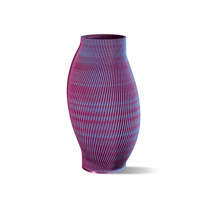Moderne Vase Boyk 30 Bubblegum Blend in Pink und Blau mit gerillter Oberfläche vor Weiß