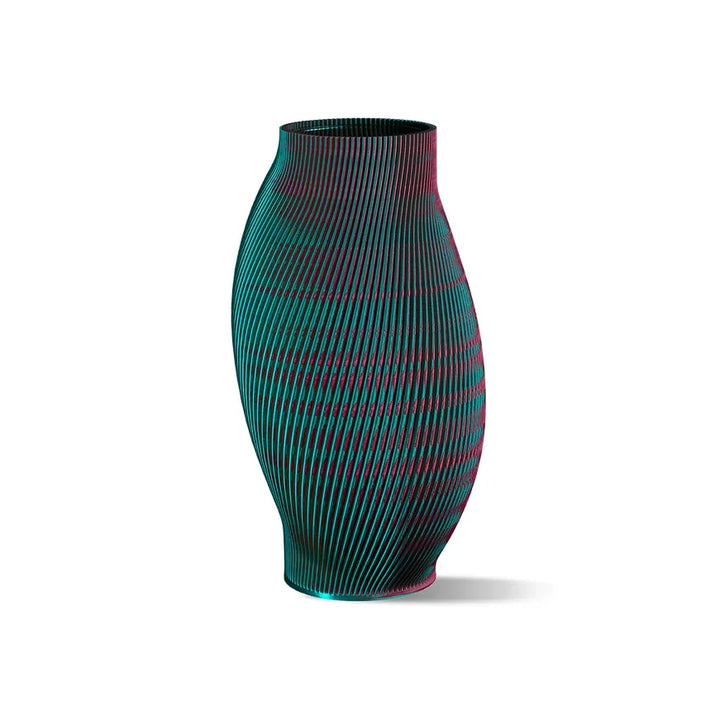 Moderne Vase mit grün-pinken Streifen, geschwungene Form, Designobjekt auf weißem Hintergrund