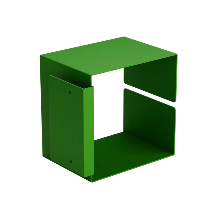 Ein moderner, grüner Metallwürfel mit offener Vorderseite und seitlichem Ausschnitt, der ein minimalistisches Design präsentiert.