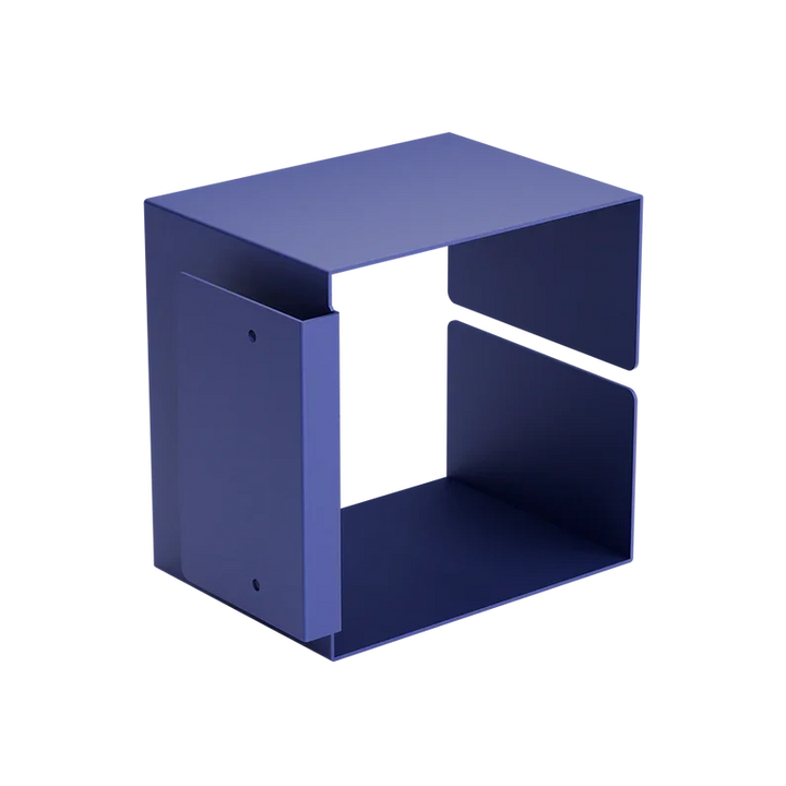 Ein modernes, kubisches Regal aus blauem Metall mit einem einzigartigen offenen Design, bei dem eine Seite teilweise zur Präsentation im Regal ausgeschnitten ist.