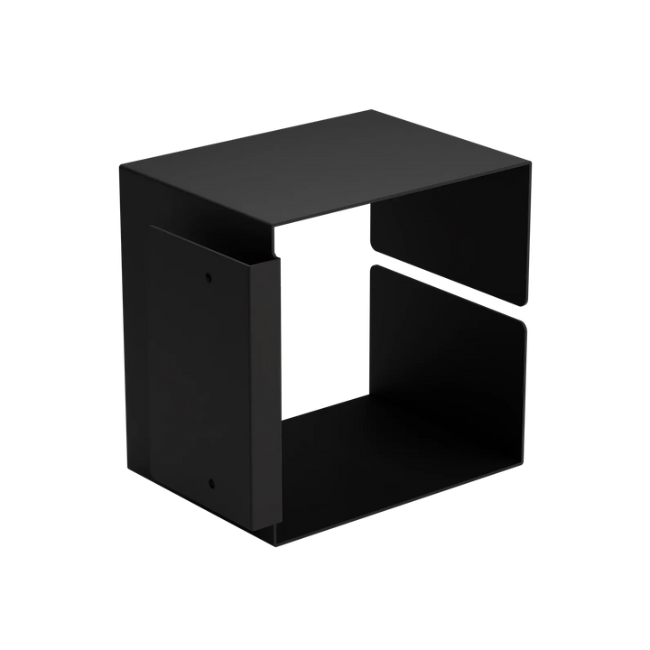 Ein minimalistisches schwarzes Metallregal mit offenem Würfeldesign, das zwei Seiten zur Aufbewahrung oder Präsentation bietet.