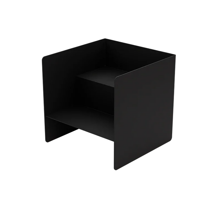 Schwarzer, moderner Buchständer aus Metall mit zwei Ebenen auf weißem Hintergrund