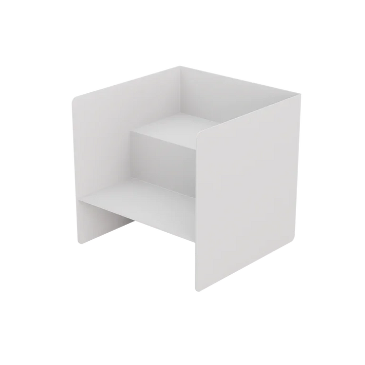 Weißer Buchhalter aus Holz mit drei Stufen auf weißem Hintergrund