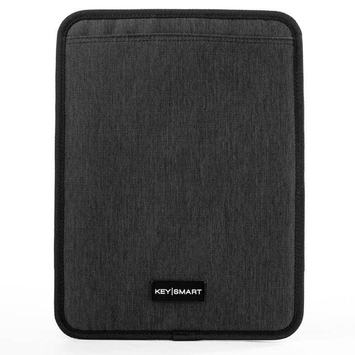 Schwarze KeySmart Dokumententasche aus Stoff auf weißem Hintergrund