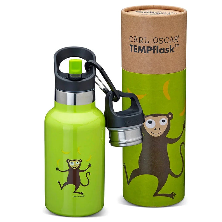 Leuchtend grüne Wasserflasche mit verspieltem Affendesign und Kartonverpackung, die das CARL OSCAR TEMPflask-Branding präsentiert.