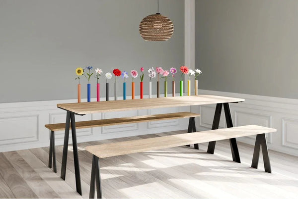 Clem Halter Vase in verschiedenen Farben mit Blumen auf Holztisch in modernem Esszimmer