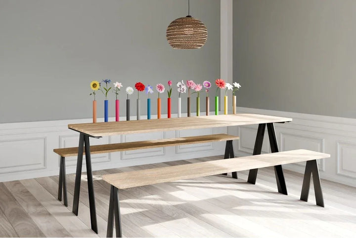 Clem Halter Vase in verschiedenen Farben mit Blumen auf Holztisch in modernem Esszimmer