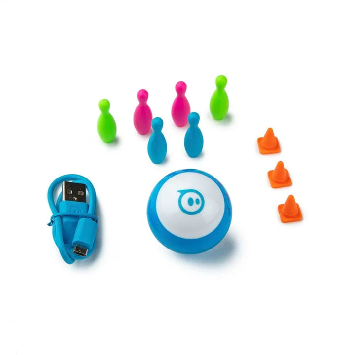 Sphero Mini Roboter Set mit bunten Kegeln, USB-Ladekabel und Hindernissen auf weißem Hintergrund