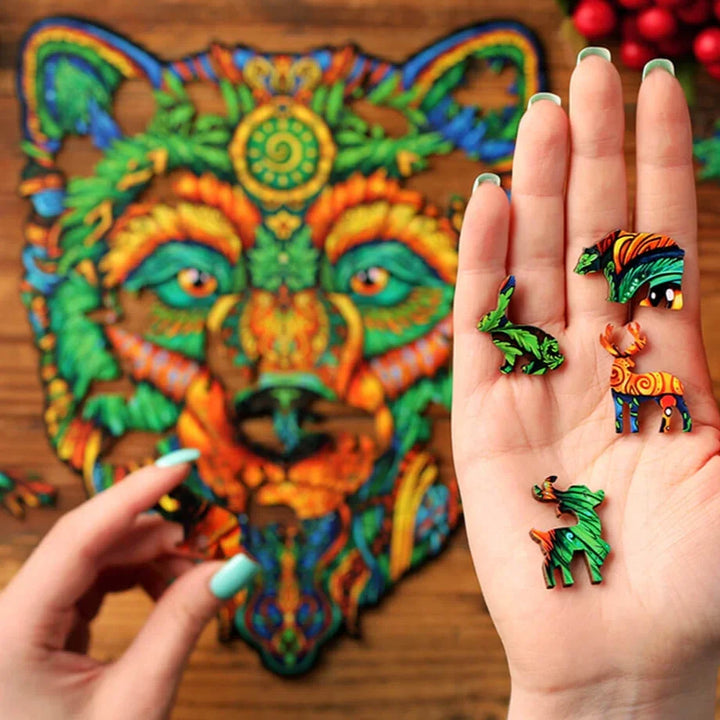 Eine Hand hält bunte Holzpuzzleteile von Tieren, im Hintergrund ist eine lebendige Bärenillustration zu sehen.