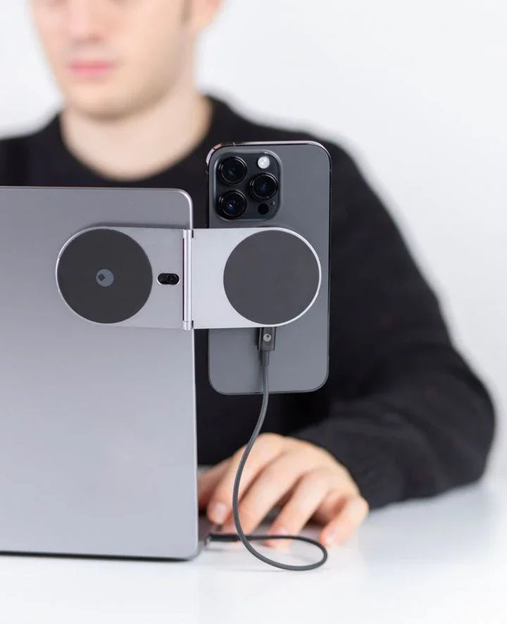 Handy Smartphone Halter EdgePro von Rollingsquare am Laptop befestigt, Mann im Hintergrund