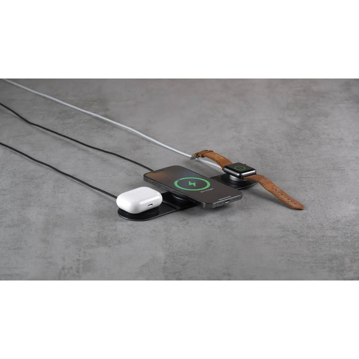 Dreifach-Ladestation für Smartphone, Smartwatch und In-Ear-Kopfhörer auf grauer Oberfläche