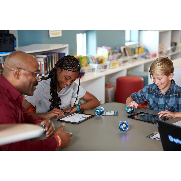 Kinder programmieren Roboter mit Tablets im Klassenzimmer, moderne Bildungstechnologie