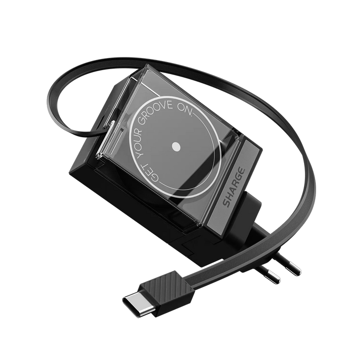 Schwarzes einziehbares Ladegerät mit USB-C Kabel, Display und SHARGE Logo