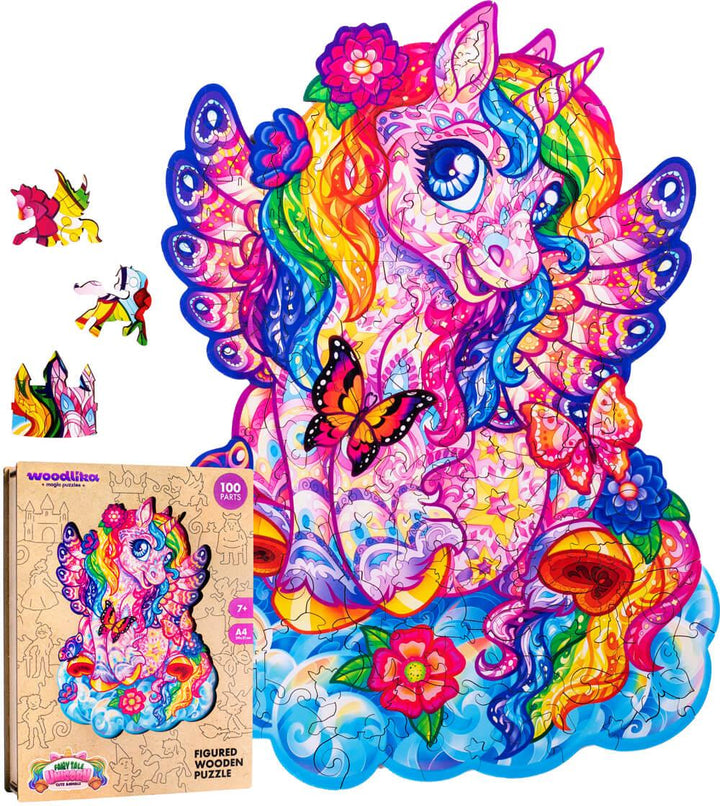Buntes Holzpuzzle Einhorn mit Regenbogenmähne, Schmetterlingen und Blumen auf Wolken.