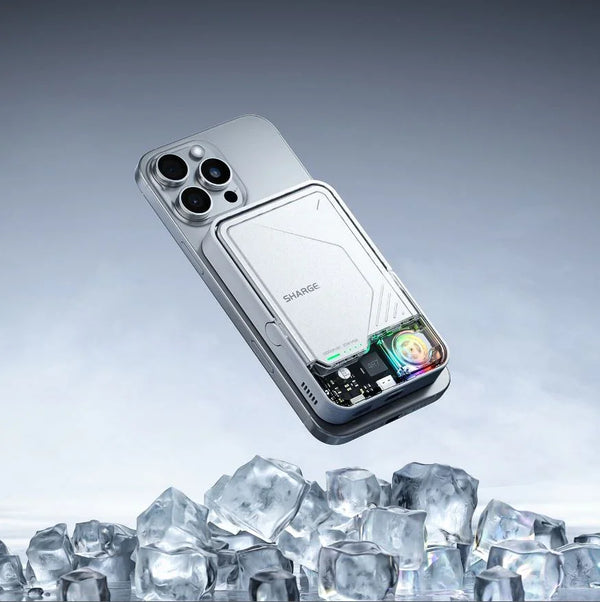 Sharge Ice Mag Powerbank auf Smartphone, schwebend über Eiswürfeln, modernes Design