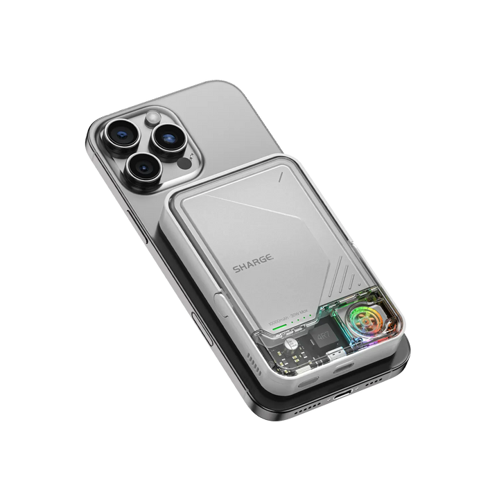 SHARGE IceMag Powerbank magnetisch an silbernem Smartphone befestigt, modernes Design