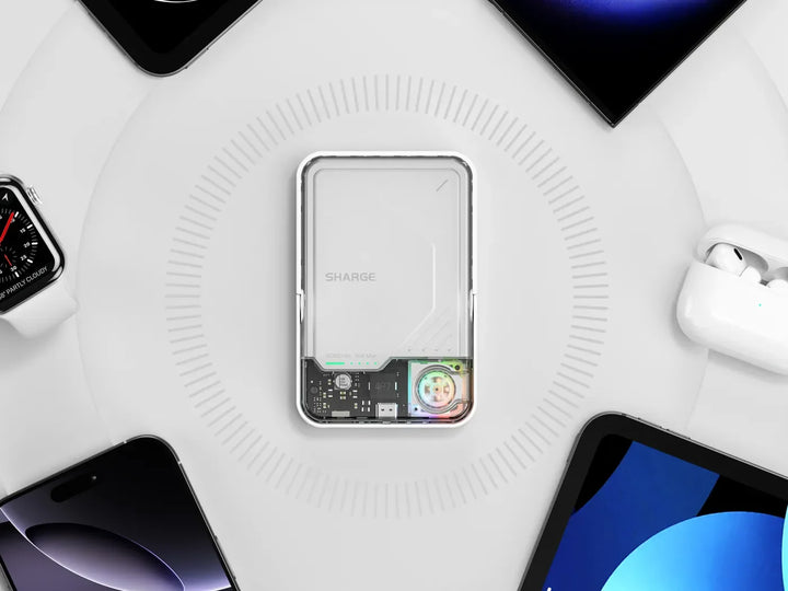 SHARGE Powerbank mit transparentem Design, umgeben von iPhone, Apple Watch, AirPods und iPad