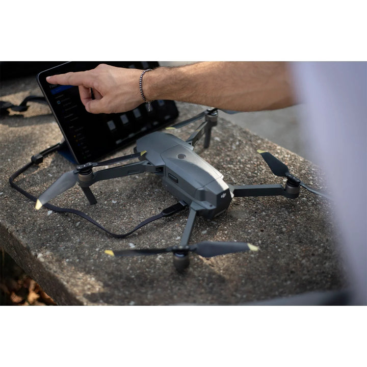 Drohneladekabel inCharge XL lädt Drohne im Freien, Tablet wird bedient