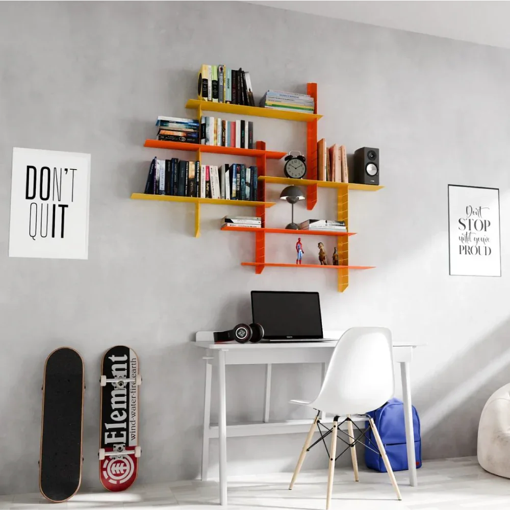 Modern Wandregal in Gelb und Orange über Schreibtisch, Bücher, Uhr, Skateboards im Zimmer