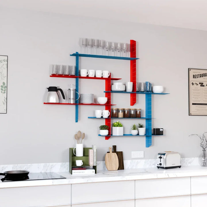 Kamm Wandregal Design Küche bunten Regalbrettern modern Geschirr Pflanzen Gläser Tassen