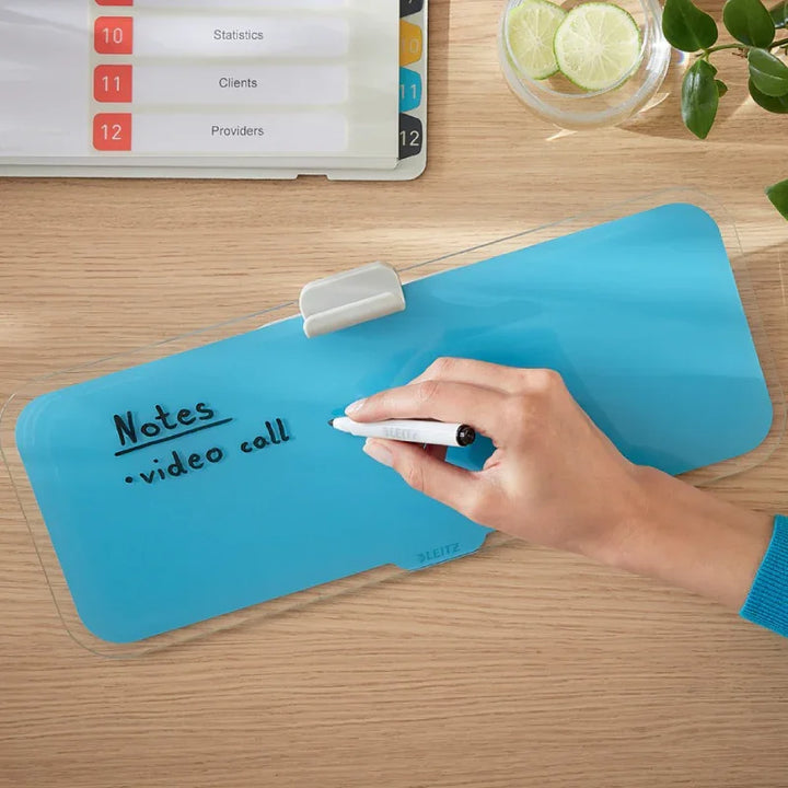 Leitz Glasboard Memoboard auf Schreibtisch, Hand schreibt Notizen, Ordnungsregister, Limettenscheiben