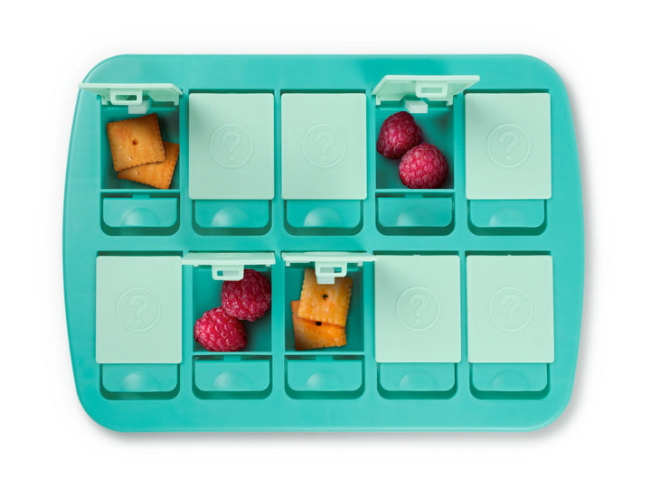 Türkises Snack-Tablett mit Klappfächern, gefüllt mit Crackern und Himbeeren