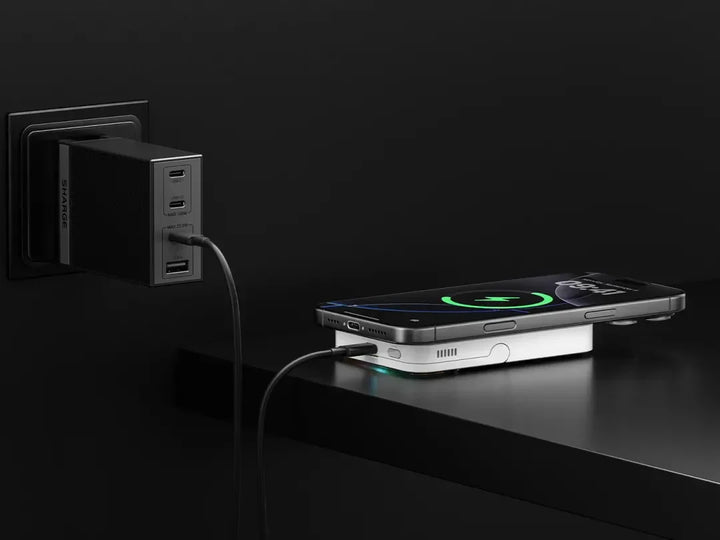 Powerbank lädt Smartphone auf Tisch, Kabel verbunden mit Wandladegerät, modernes Design